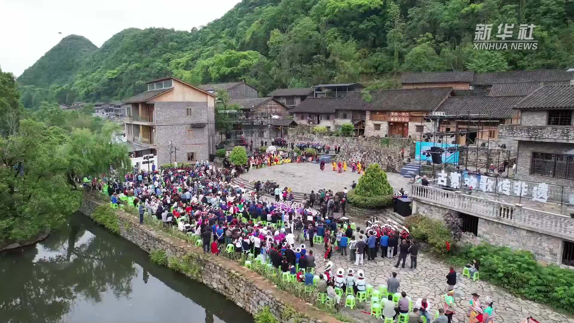 布依族同胞齐聚贵州册亨 载歌载舞欢庆“三月三”