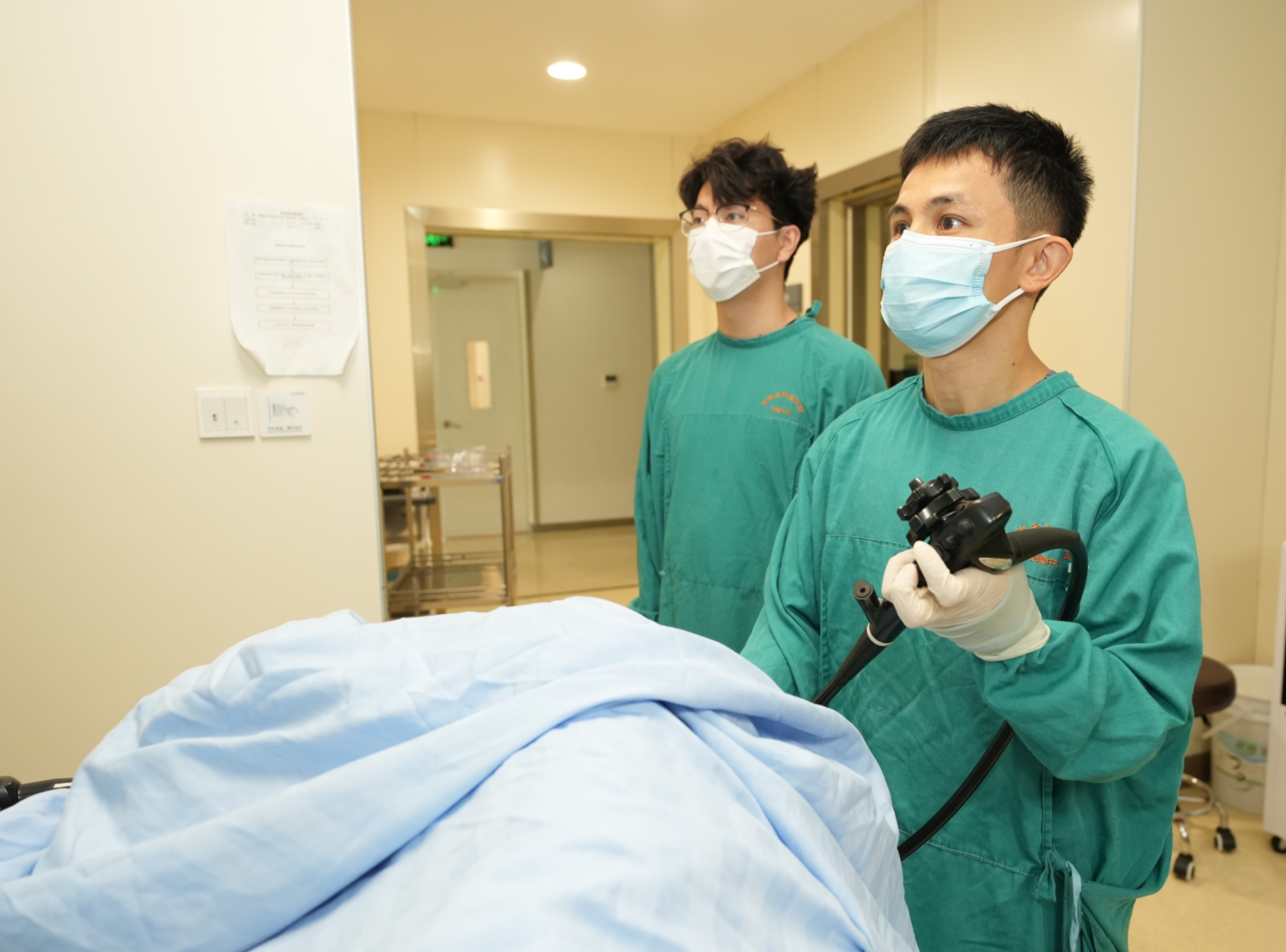 陈昭伟为患者进行内镜操作（资料图）