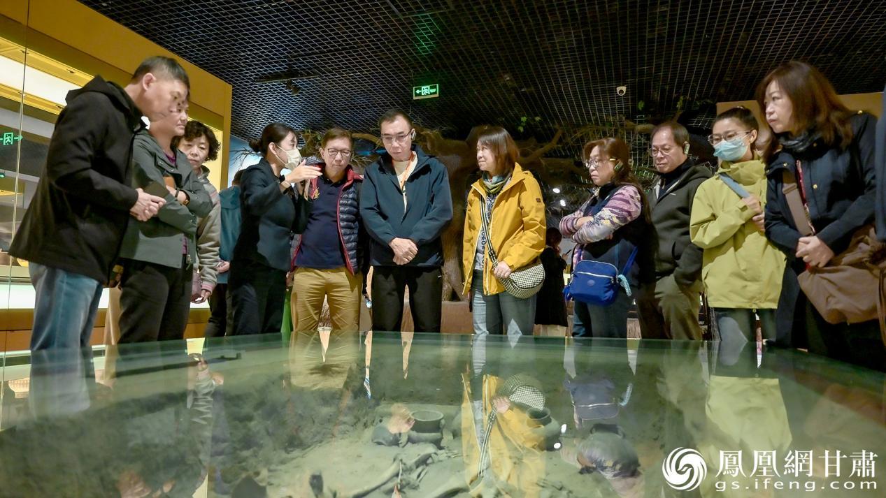 香港旅行商打卡甘肃省博物馆，近距离了解皇娘娘台三人合葬墓的历史。