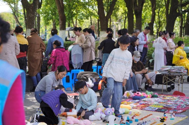 小朋友助力“慈善市集”