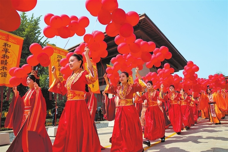 演员手持心愿气球。