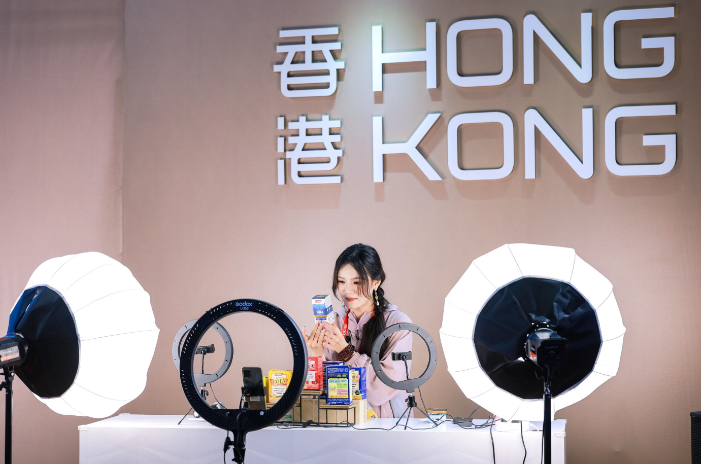 图：第六届中国国际消费品博览会“香港时尚馆”内的“展商直播专区”