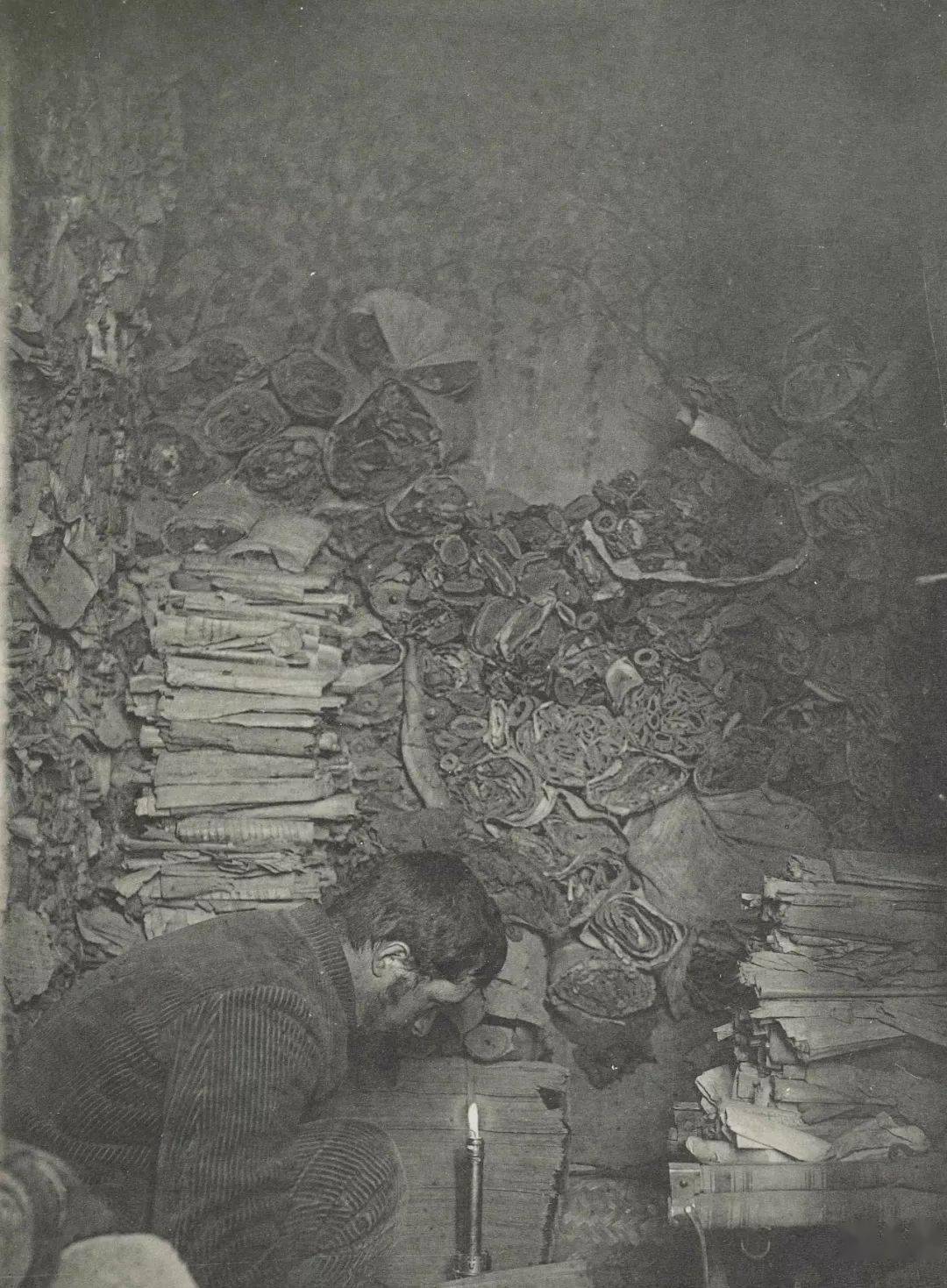 伯希和在藏经洞中选取文物