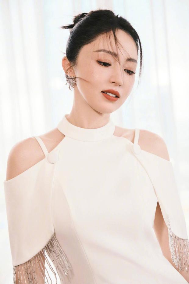 董璇五官精致，美貌养眼。