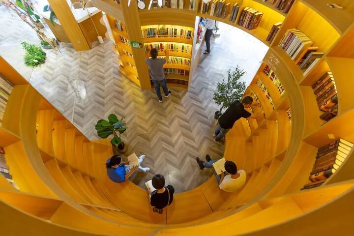 市民在南昌市孺子书房&middot;东湖意库馆内阅读。新华社发