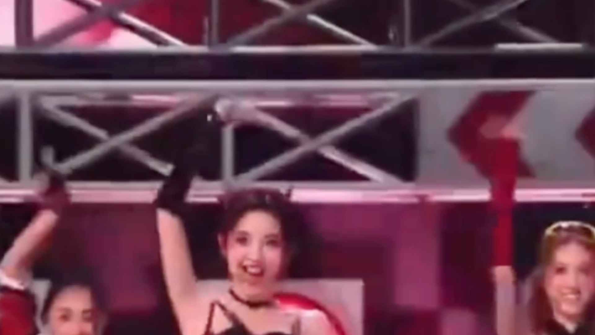 “唐艺昕开头没偷摸骂我几句吧”，浪姐二公舞台唐艺昕rap被网友调侃“烫嘴”，本人回应