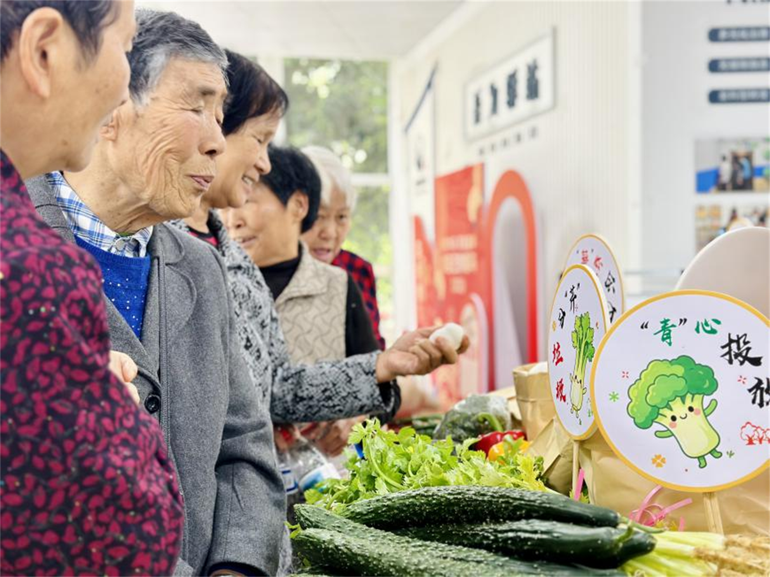 地球日，鄞州这群“志愿红”太拼了！套圈、变脸、洗垃圾桶……垃圾分类还能这么玩？
