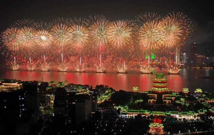 2025年南昌市国庆烟花晚会。新华社记者 万象 摄