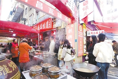 市民游客在南昌大士院街区品尝本土美食