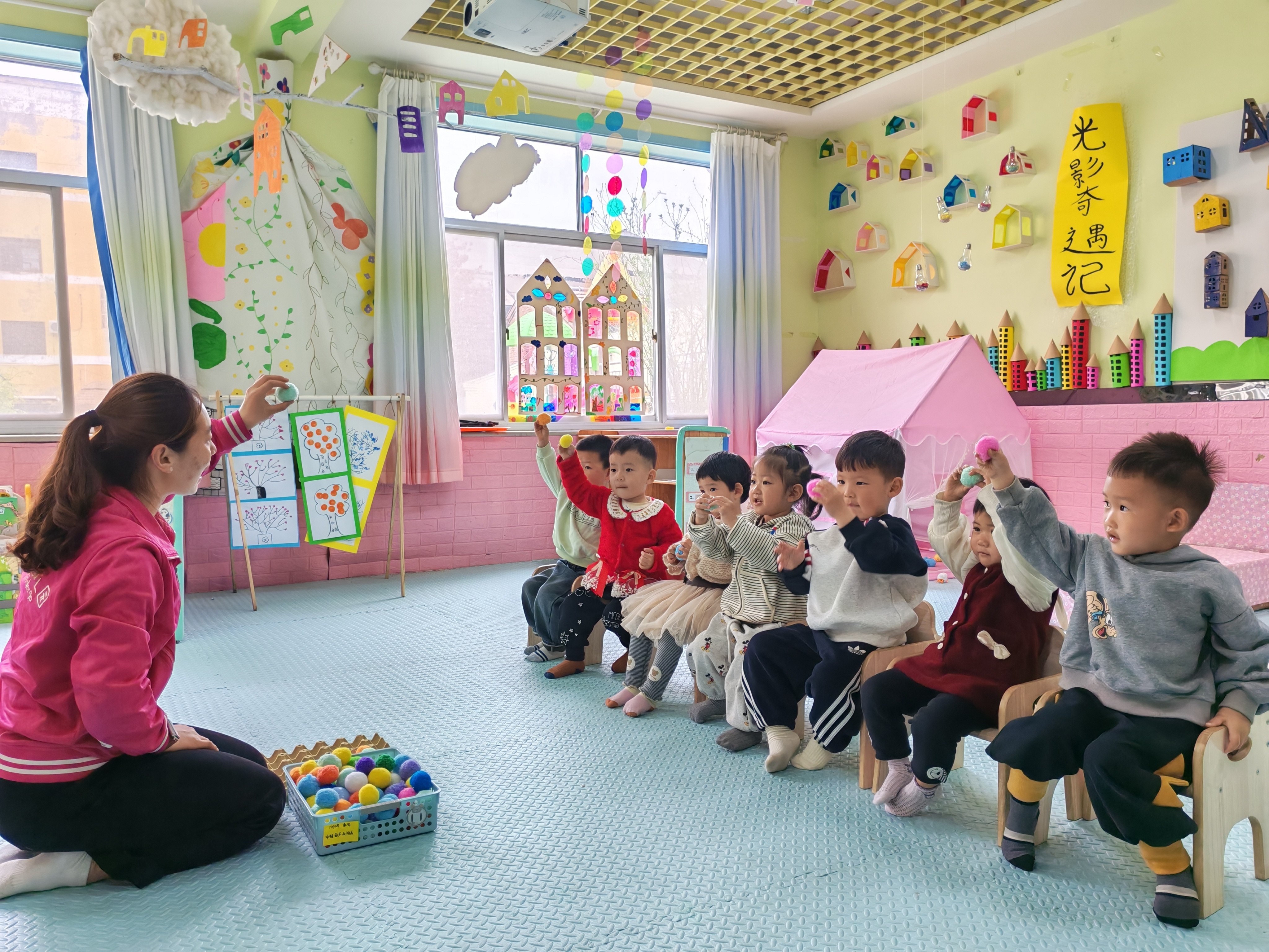 郑口蓝天幼儿园的保育师正在对幼儿进行认知能力练习。 魏晓培 摄