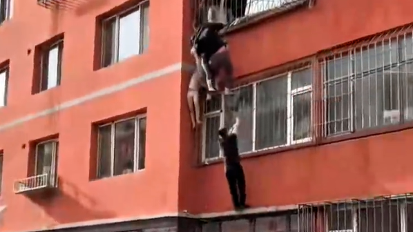 武警徒手攀楼救下一家四口