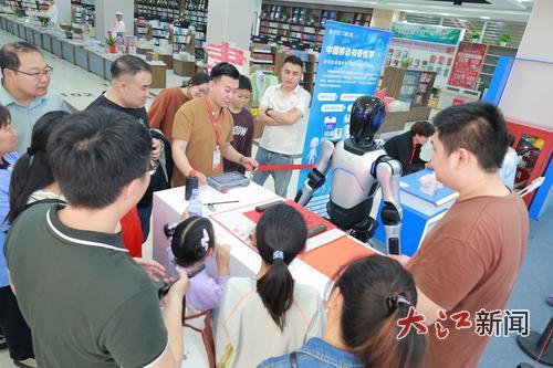 机器人互动展区。 全媒体记者吴国东摄