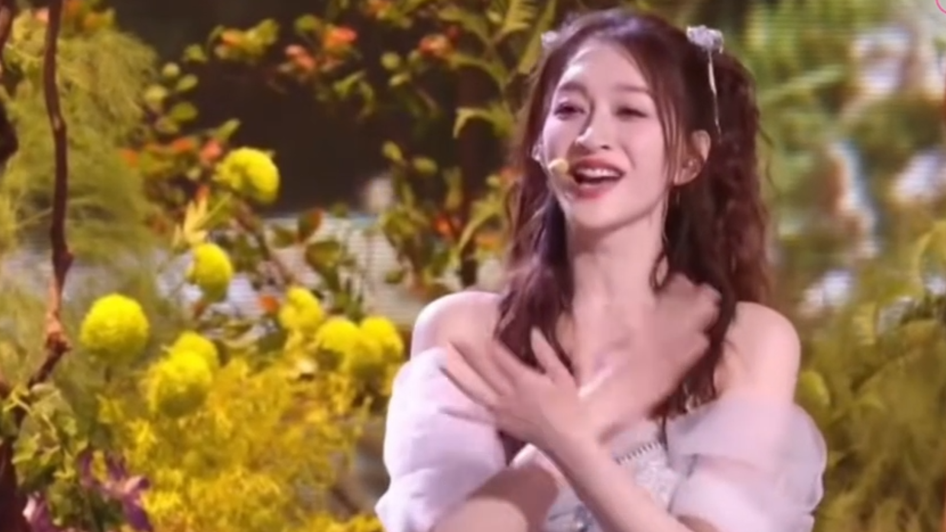 李小冉回应《心愿便利贴》热议，笑称：我也不知道我唱歌这么难听，在卡拉OK唱还行，一上台就不行了，而且我50岁了，根本记不住歌词和动作