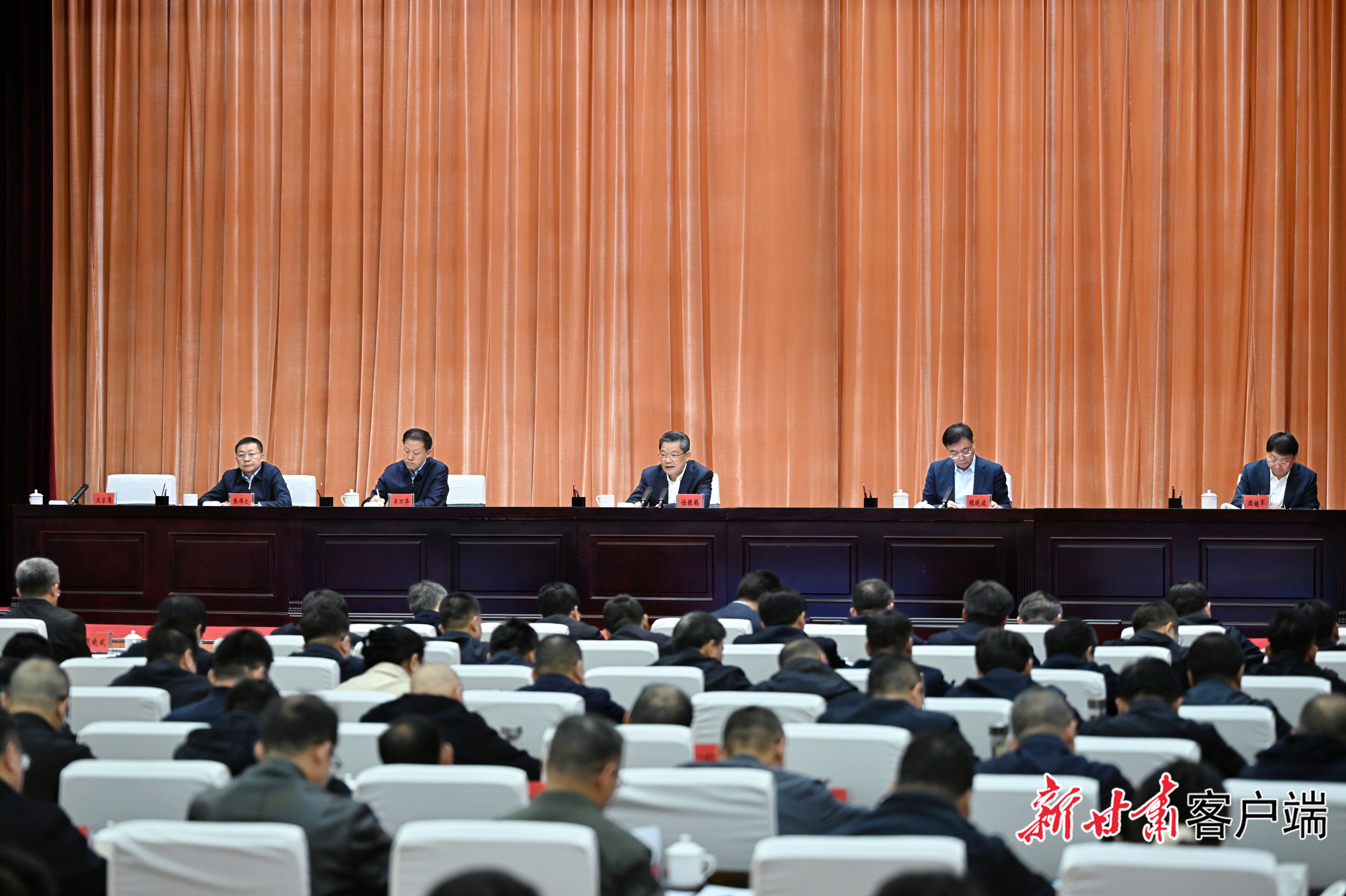 4月21日，全省“新能源+”行动暨零碳园区建设推进会在庆阳市举行，省委副书记、省长任振鹤出席并讲话。新甘肃&middot;甘肃日报记者　盛学卿