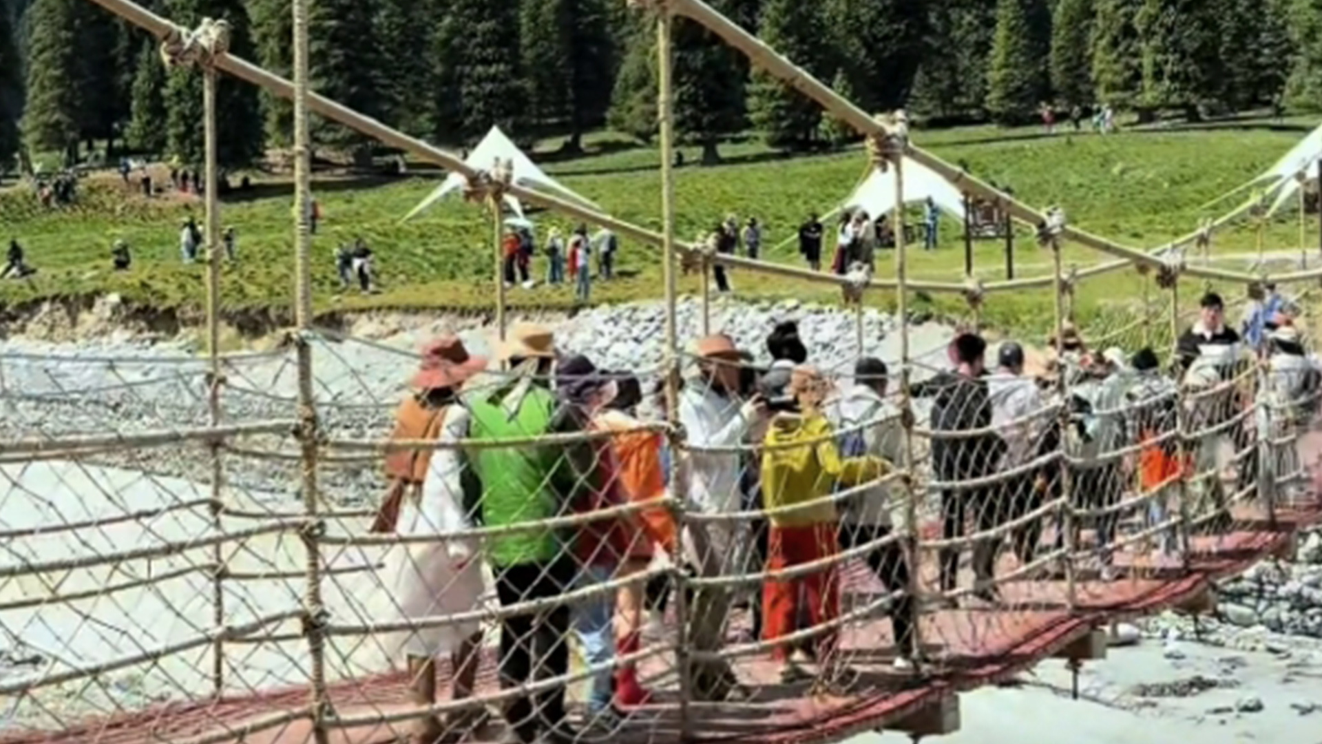 新疆夏塔景区桥索断裂致5死24伤，事故原因是未按设计建设，11人被移送司法