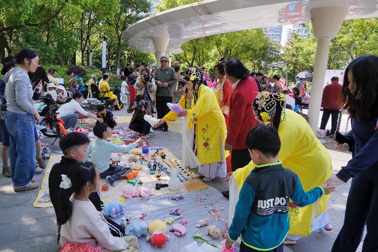 小朋友助力“慈善市集”
