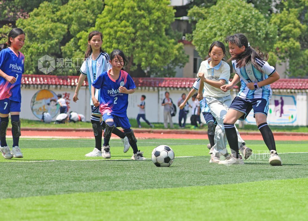 2026年4月20日，江西省吉安市泰和县滨江小学学生正在校园足球联赛上竞技比拼。