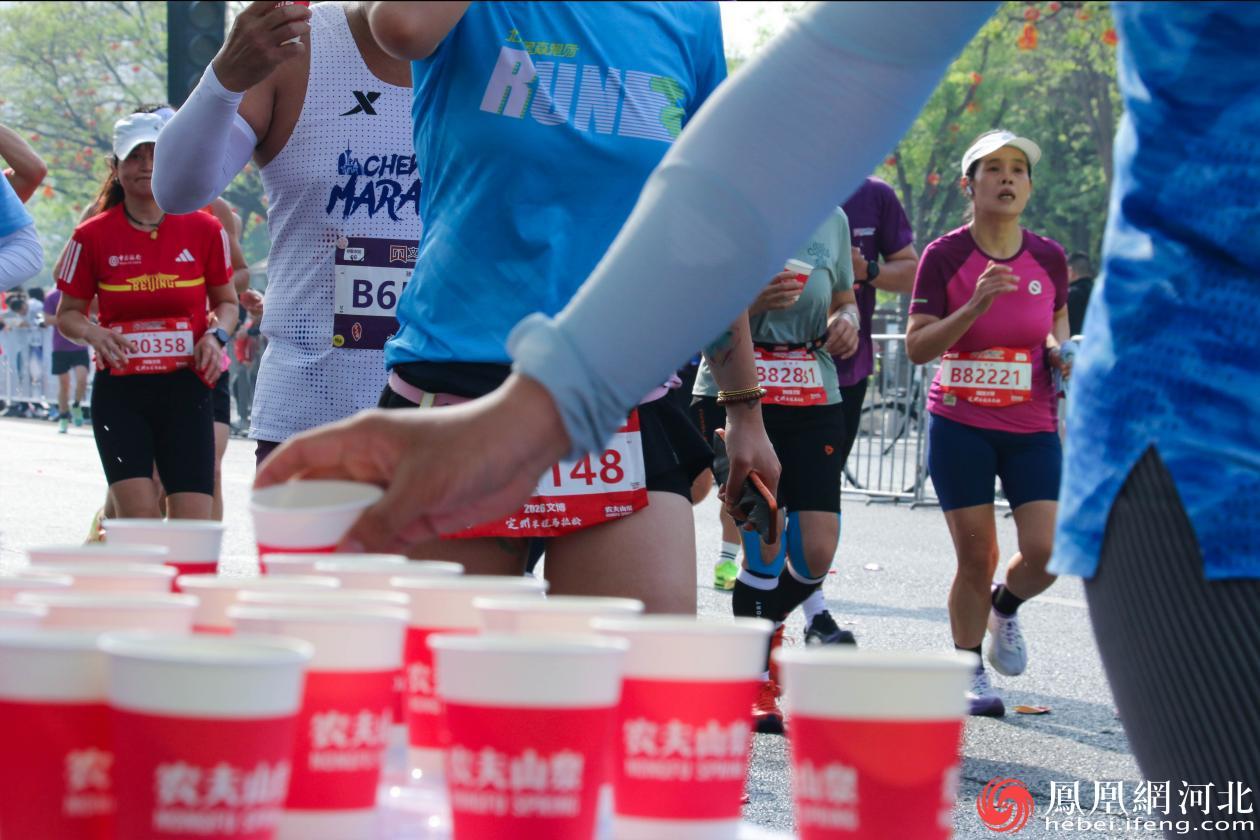 定州半程马拉松赛道沿线，多个水分补给点整齐排开，成为跑者们的“能量加油站”。选手们途经补给站时有序取水，短暂停留间一杯清水入喉，疲惫顿消。李卓然摄
