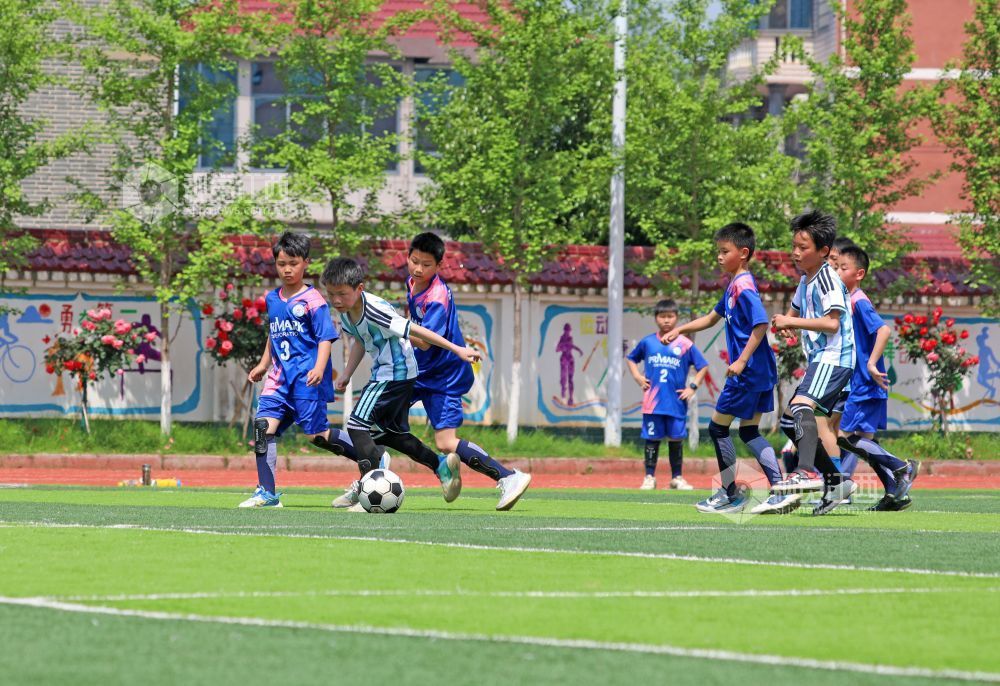 2026年4月20日，江西省吉安市泰和县滨江小学学生正在校园足球联赛上竞技比拼。