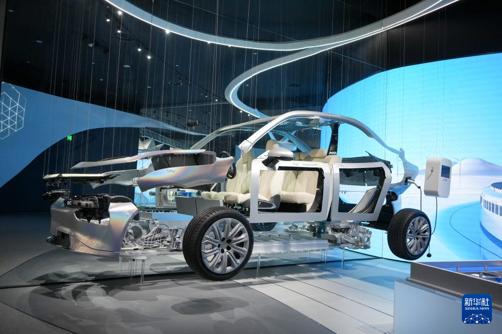 这是位于烟台市黄渤海新区的万华全球研发中心里的一套模型，展示了用于汽车制造业的化工材料（3月26日摄）。新华社记者 徐速绘 摄