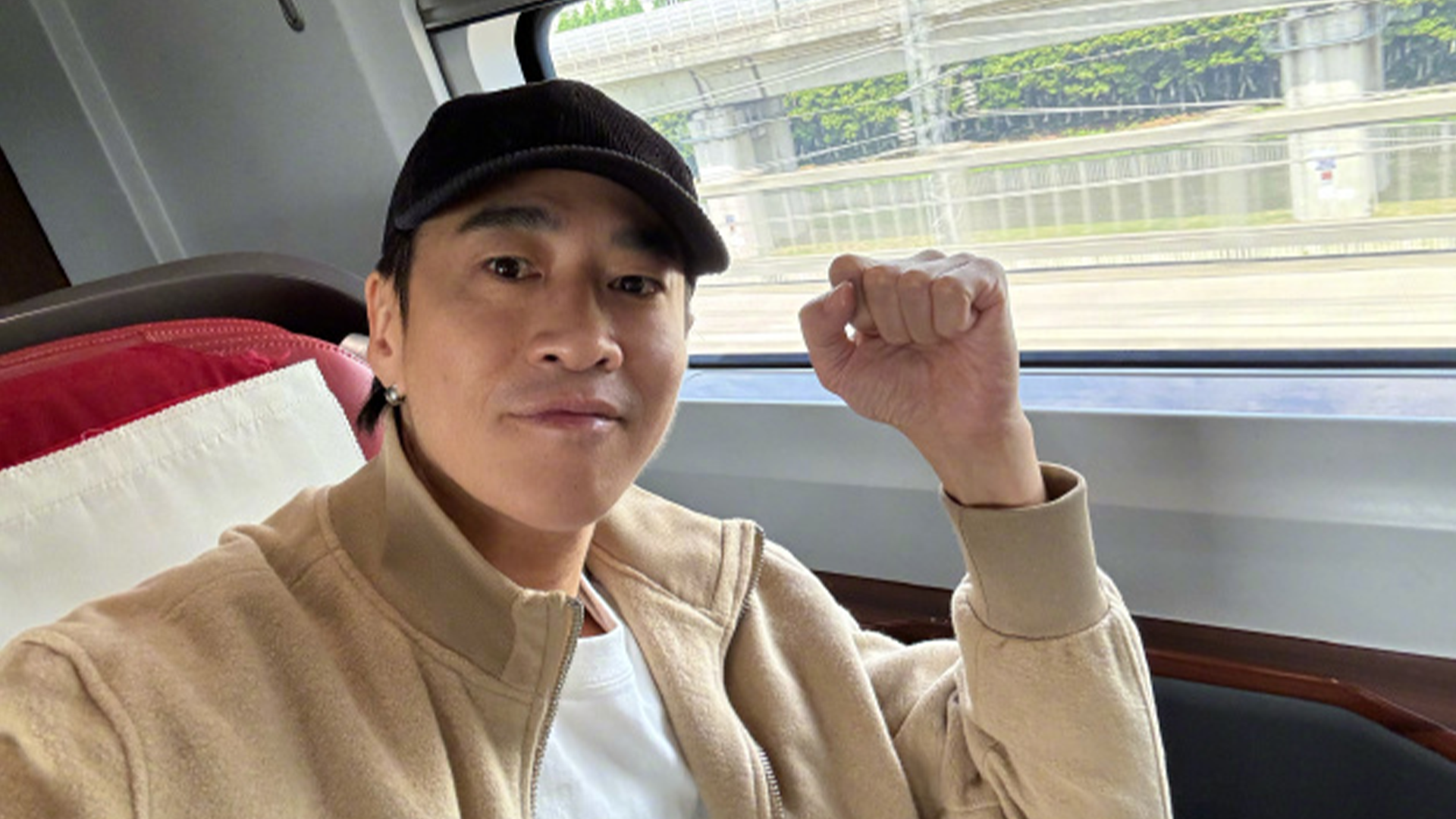 何润东身披霸王战甲亮相“苏超”，赛后回应为何不骑马：已经51岁了，摔倒的话可能破坏大家对项羽的喜爱，若是年轻十岁，肯定骑马出场