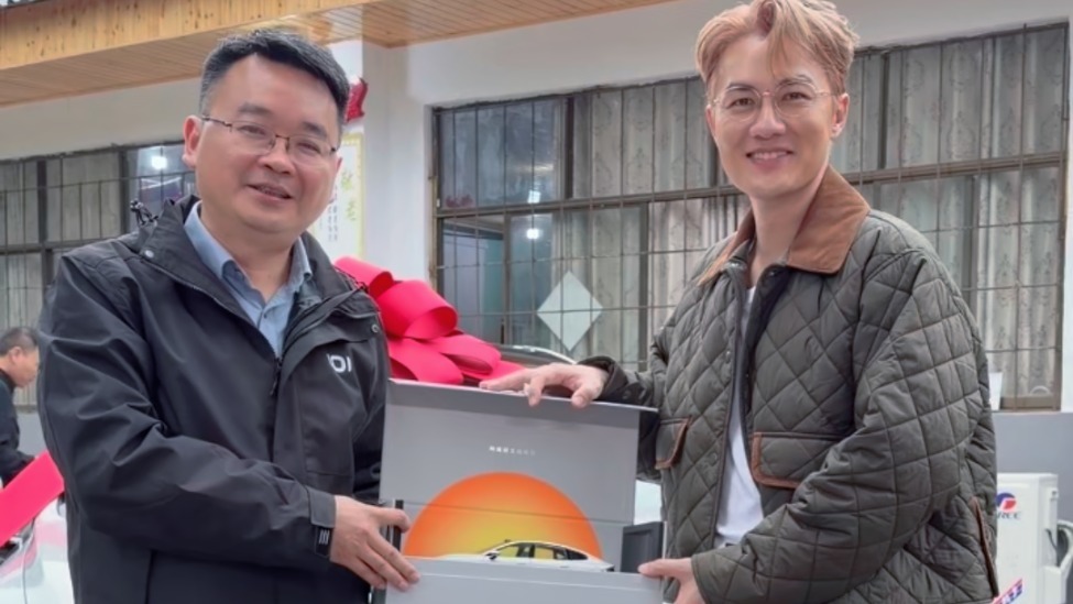 吴克群现身重庆酉阳，为老人们举办了一场特别的“周岁生日宴”