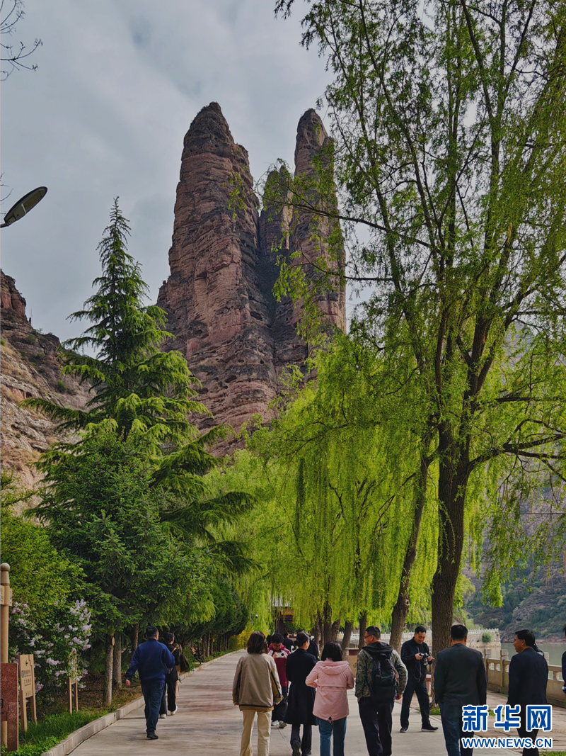 炳灵寺石窟姊妹峰前的游客　 新华网发　吕亚龙　摄