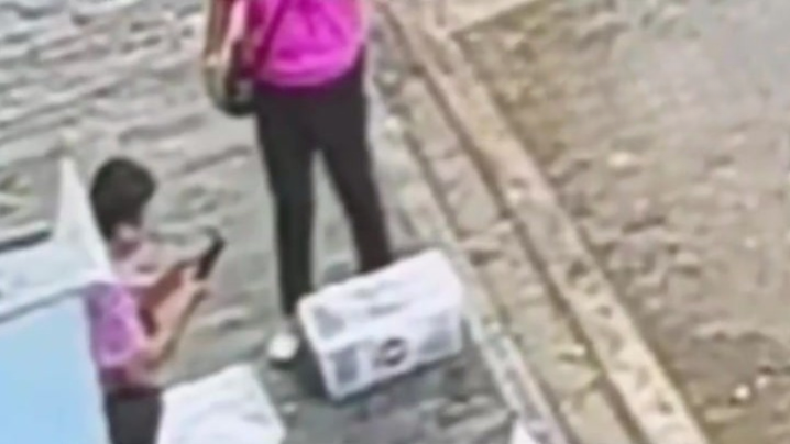 趁泼水节将闹市蓝莓摊洗劫一空，3名嫌疑人被抓获