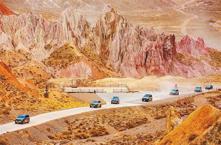 4月18日，来自全国各地的自驾游游客，驾驶车辆进入张掖外星谷星际主题地质公园，观赏火星谷、木星谷、水星谷等景区的壮美风景。新甘肃&middot;甘肃日报通讯员　杨永伟