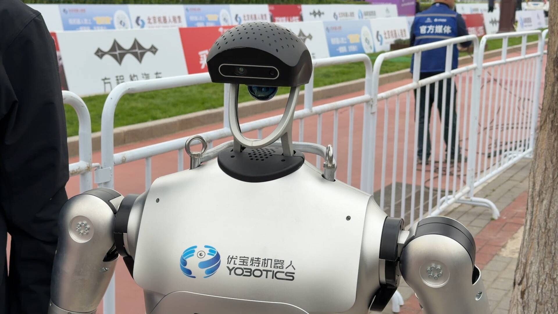 跟着山东的人形机器人 去跑一场马拉松