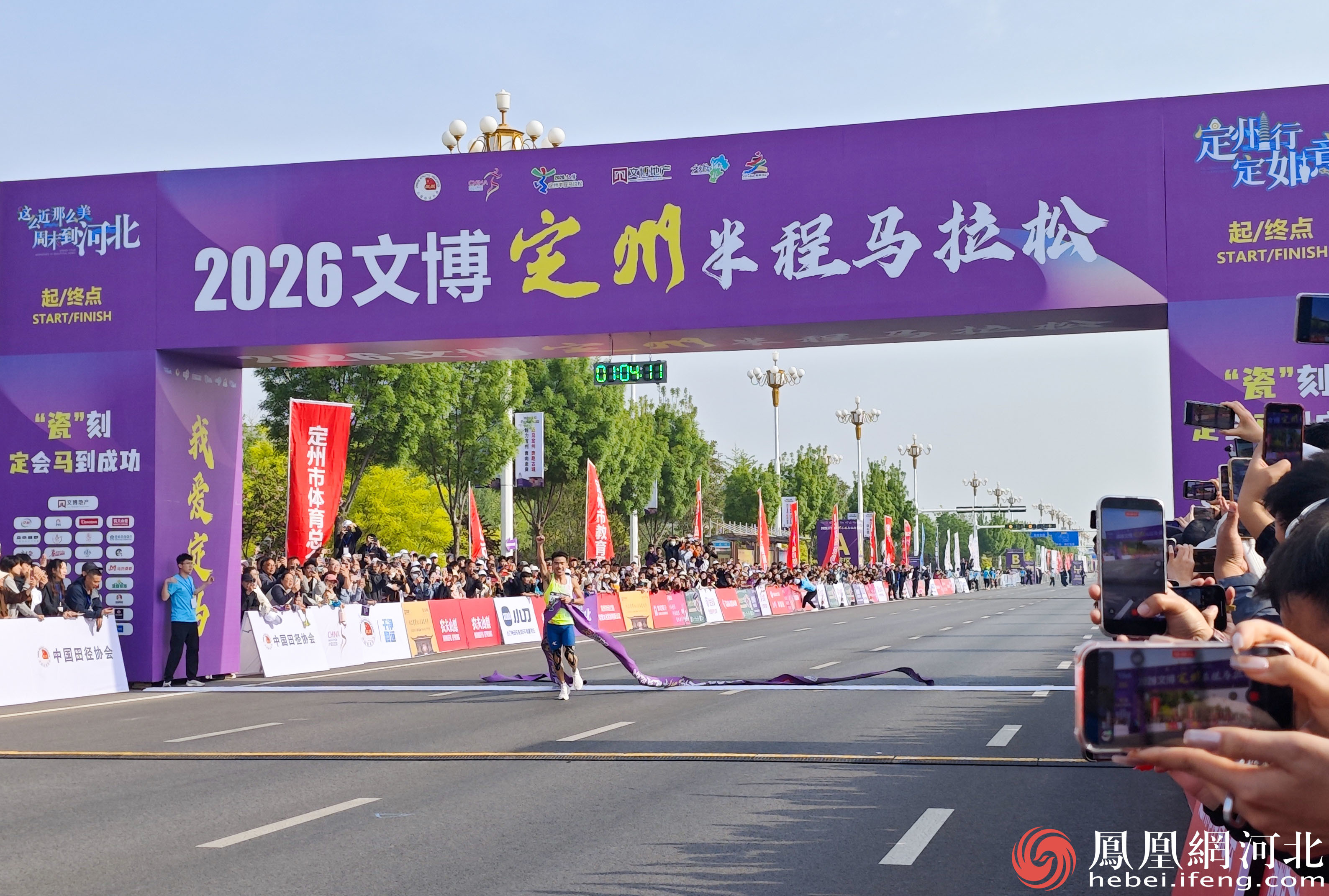 男子组选手武明瑶以1小时4分11秒的成绩夺得半马比赛冠军 葛湘摄