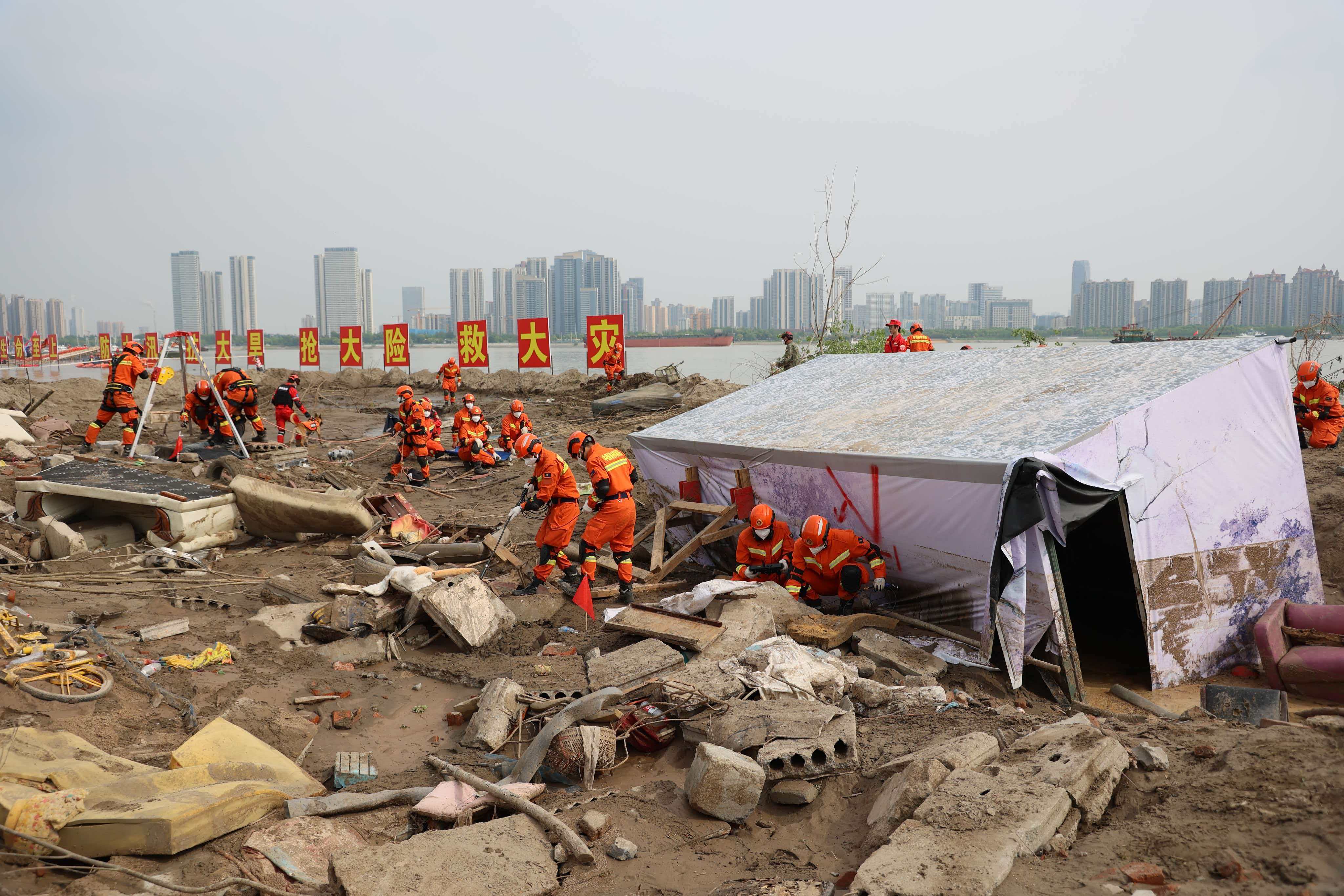 科技聚力筑坚盾 实战砺兵护安澜 武汉市成功组织2026年“应急使命”防汛抢险救援综合演练