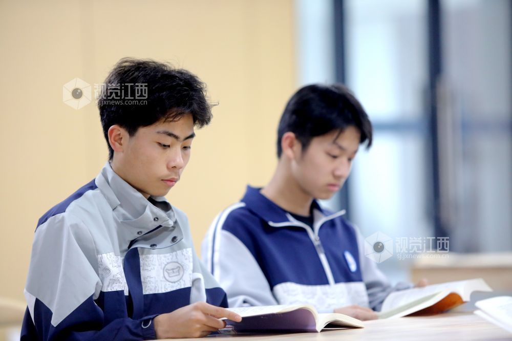 2026年4月21日，江西省吉安市峡江县城北学校图书馆，学生在阅读课外书籍。
