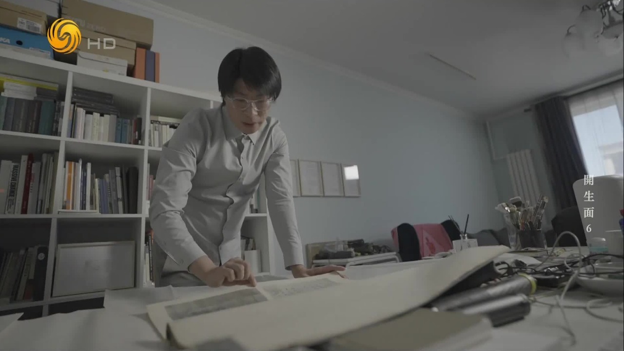 将现实与虚拟世界的互嵌地带拼接、整合和转化，他尝试打破艺术边界