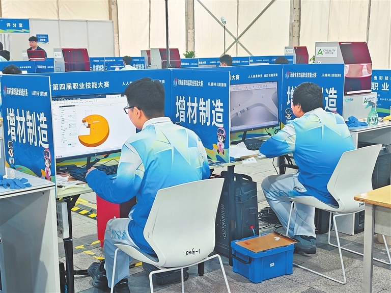 增材制造赛项考核现场。记者 郭兵 摄