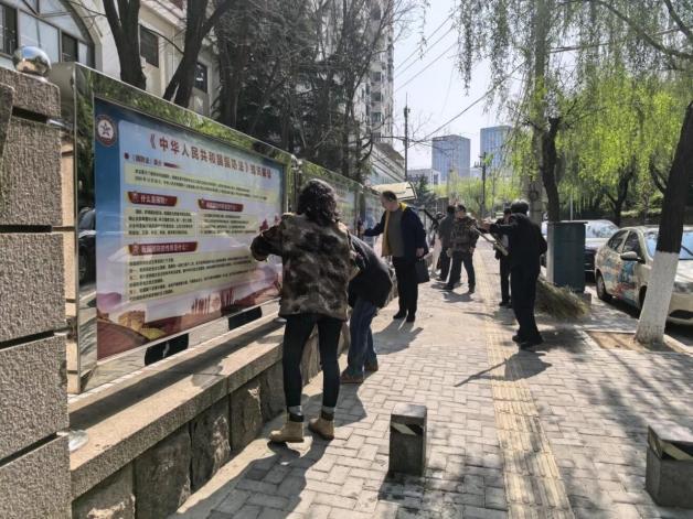 （青岛市国动办组织全体干部职工到徐州路社区开展爱国卫生月环境卫生大扫除活动）