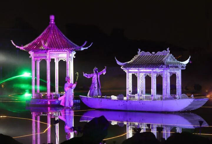 抚州市文昌里历史文化街区大型实景演出“寻梦牡丹亭”。新华社发（陈强 摄）