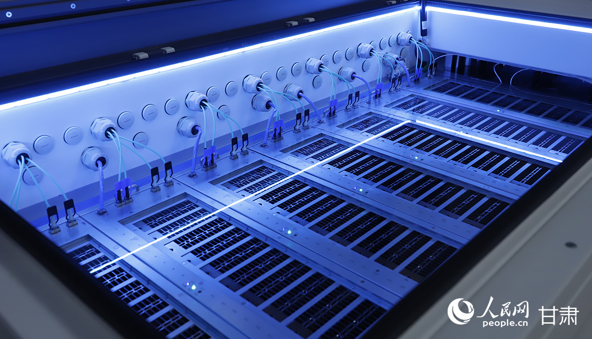 中国移动（甘肃&middot;庆阳）绿色智算中心浸没式液冷机柜，服务器浸泡在冷却液中散热。人民网记者　焦隆　摄