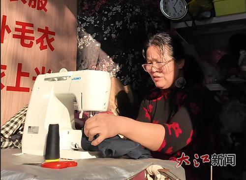 魏阿姨在缝补衣服