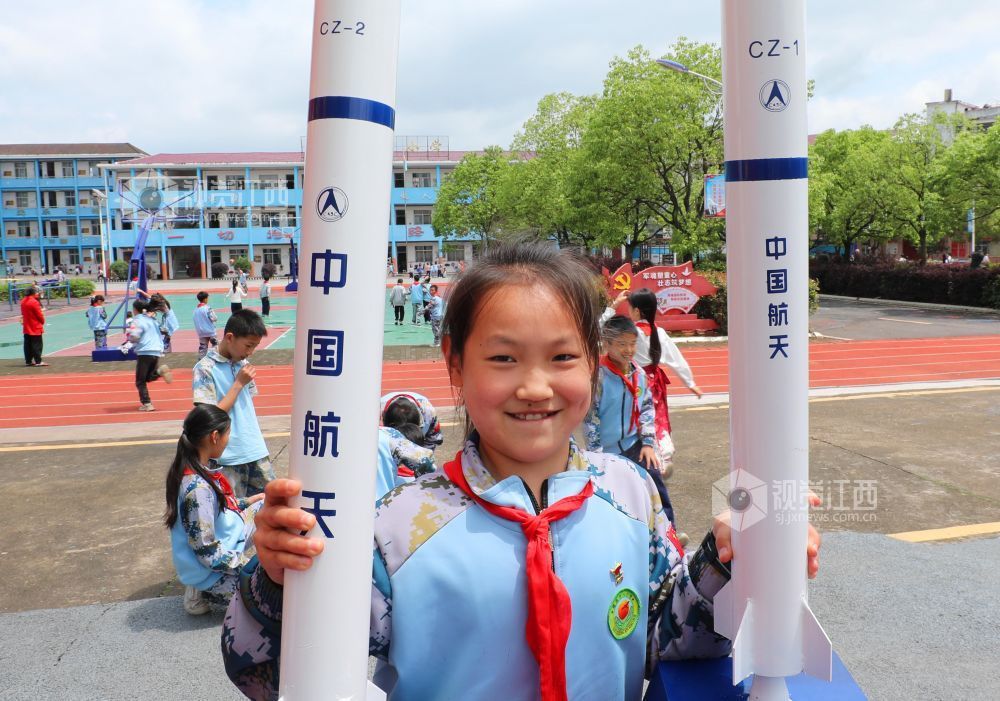 2026年4月23日，江西省吉安市泰和县螺溪镇中心小学校园，学生们正在参观长征运载火箭模型，学习了解航天知识，迎接中国航天日。