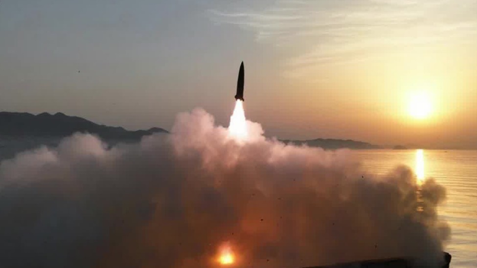 朝鲜试射地对地战术弹道导弹