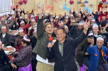 一间老年食堂暖重庆整座村庄 吴克群给空巢老人庆祝特殊的生日