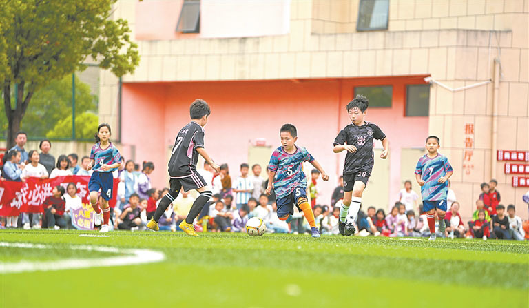 驰骋绿茵！新余积极推广青少年校园足球运动（图）
