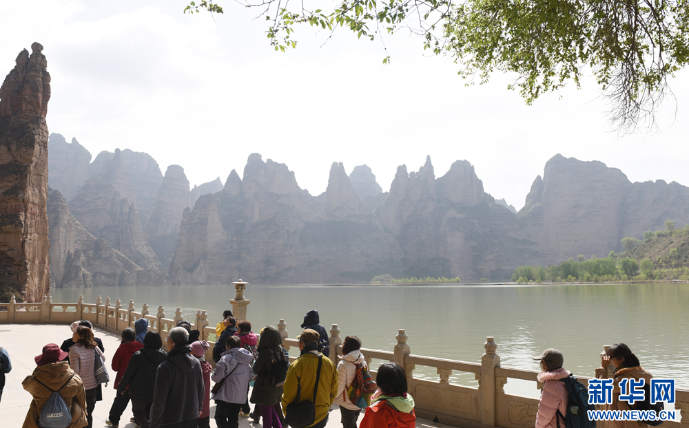 游客漫步在炳灵寺石窟景区　新华网发　史有东　摄
