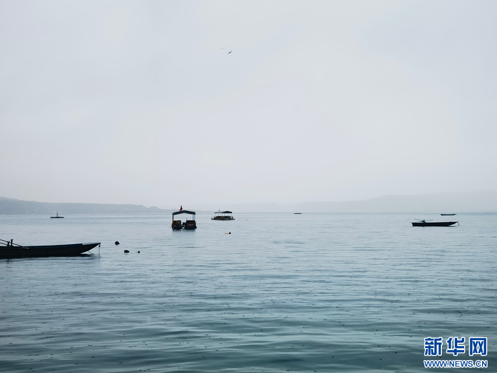 云遮雾绕碧波清　新华网发（黄文新　摄）
