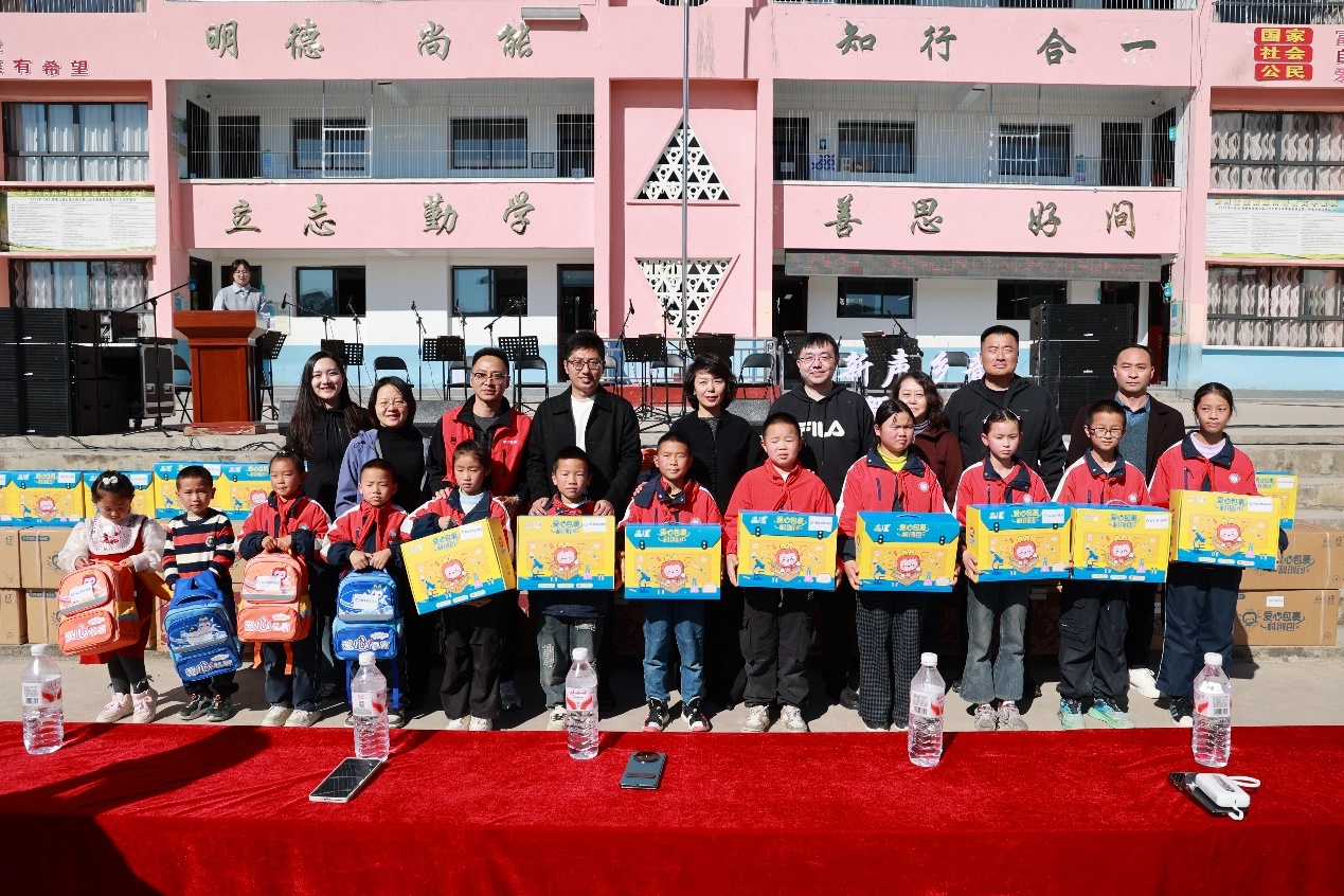 图:施秉县白垛乡中心小学爱心包裹捐赠