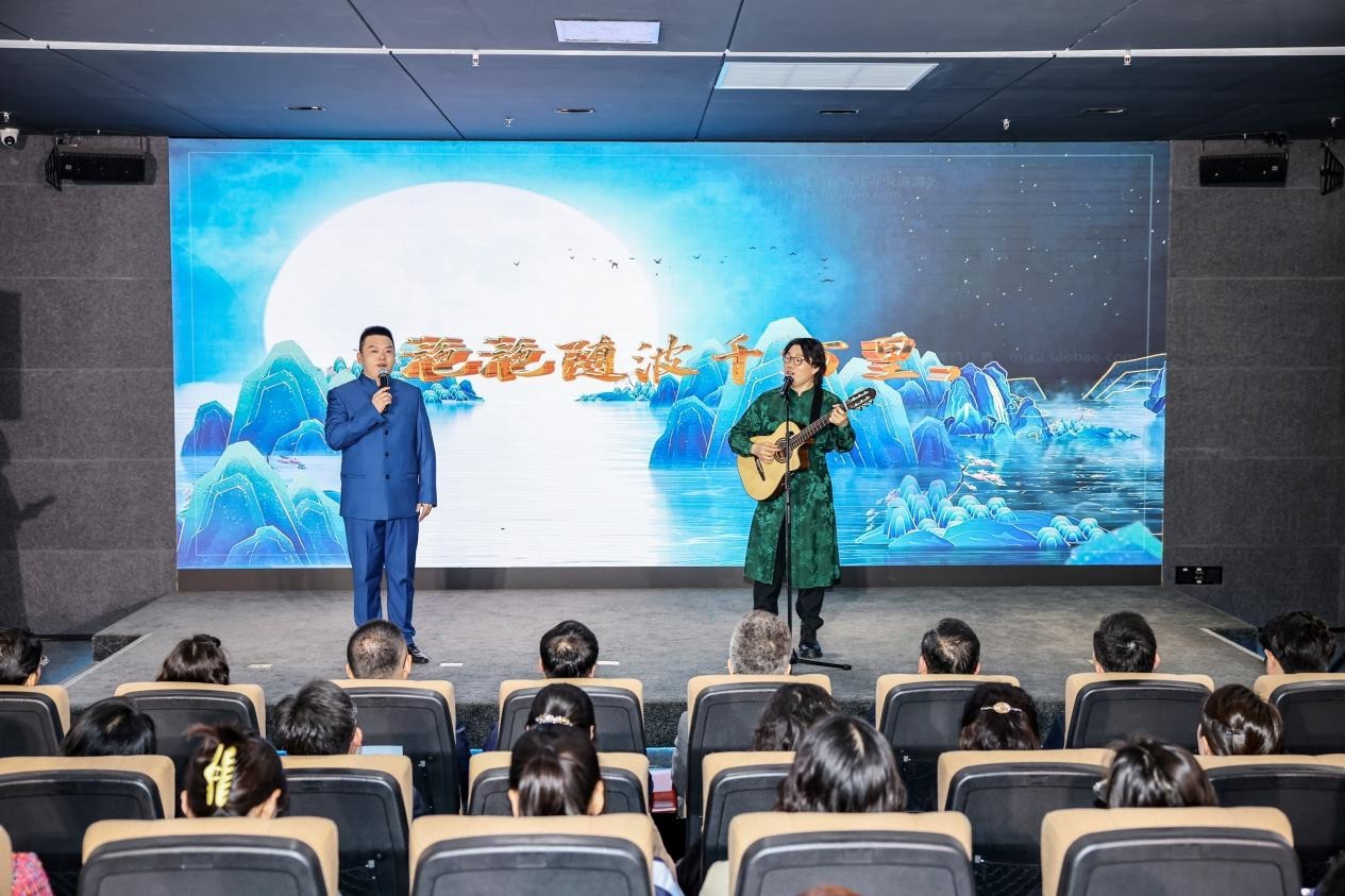 图为经典演诵《春江花月夜》。