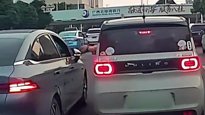 小车强行加塞别了后视镜，好心司机顺手掰正