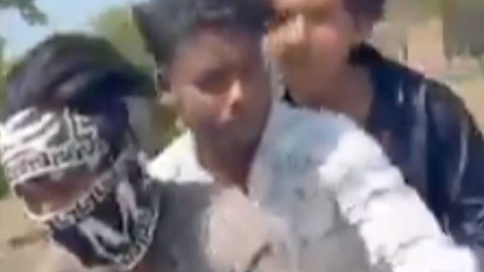 为拍摄网红视频，印度三名小哥不戴头盔同骑一辆摩托狂飙，其中一人还挥舞着自制手枪，数秒后直撞卡车，三人当场身亡