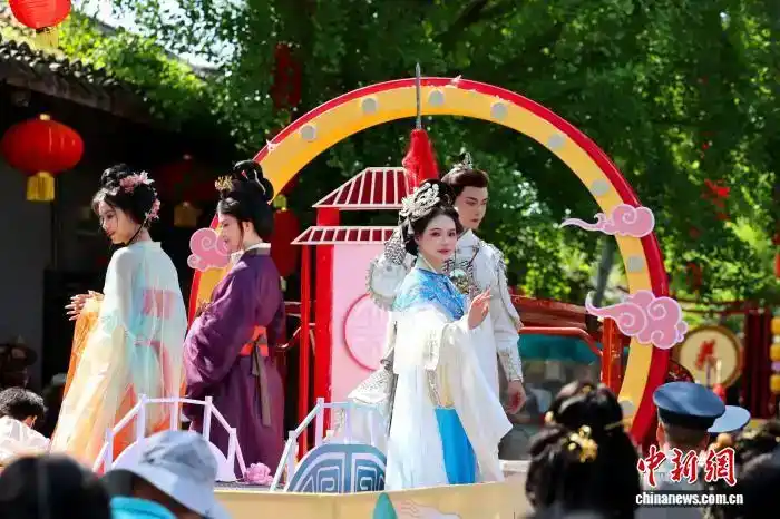 汉服爱好者在阆中古城巡游。记者 张浪 摄